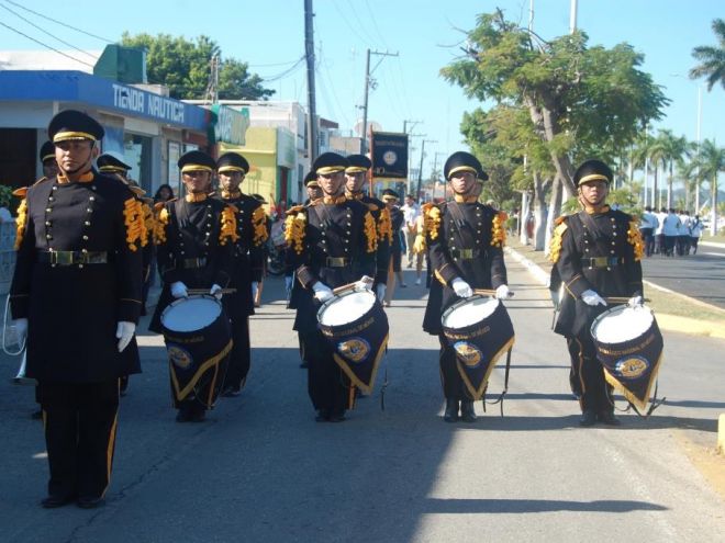 Banda de guerra del ITC en el Desfile Cívico - Militar por la conmemoración de la Revolución Mexicana, noviembre 2016.