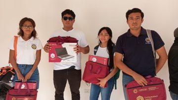 ENTREGA DE LAPTOPS A ESTUDIANTES BENEFICIADOS POR EL PROGRAMA: "COMPUTADORA JAGUAR"